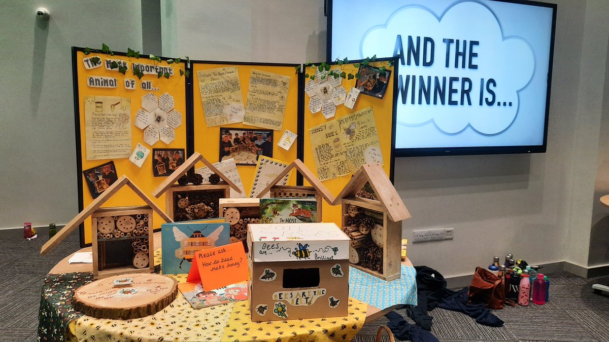 Congratulations to #GreatSciShare winners Team Bee 🐝 , for an excellent presentation and table persuading everyone that bees are #TheMostImportantAnimalOfAll!
Presented by author Penny Worms @Mamamakesbooks.