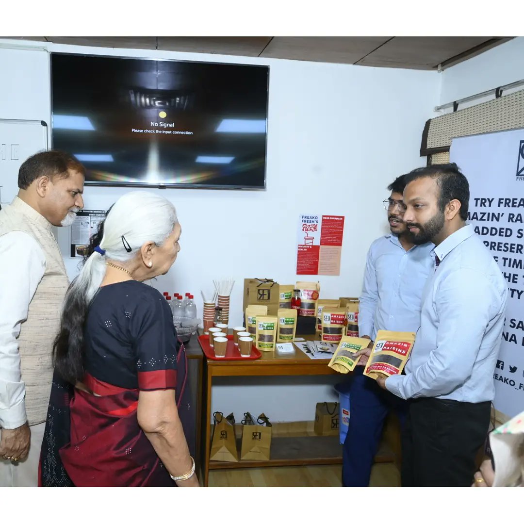 freako_fresh's tweet photo. Gratified to meet Anandiben Patel, Hon’ble Governor of Uttar Pradesh, Sh. Mahesh Kumar Gupta, IAS, Additional Chief Secretary to Hon’ble Governor, UP, Sh.Pankaj Jani, OSD Education to Governor, UP and a delegation team of 9 VC's from different Universities
@OfficialPU https://t.co/Ce0Uav0f2W