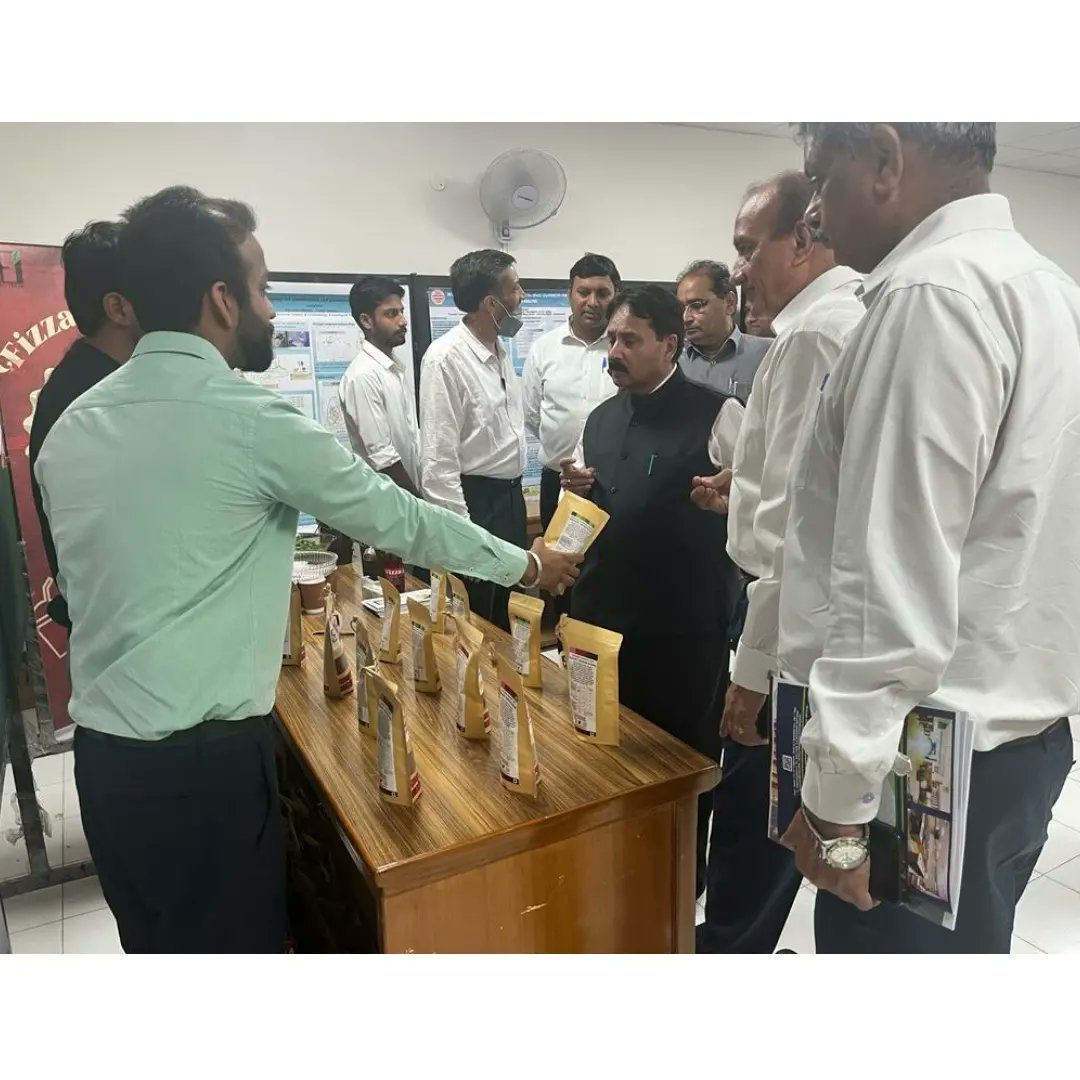 freako_fresh's tweet photo. Gratified to meet Anandiben Patel, Hon’ble Governor of Uttar Pradesh, Sh. Mahesh Kumar Gupta, IAS, Additional Chief Secretary to Hon’ble Governor, UP, Sh.Pankaj Jani, OSD Education to Governor, UP and a delegation team of 9 VC's from different Universities
@OfficialPU https://t.co/Ce0Uav0f2W