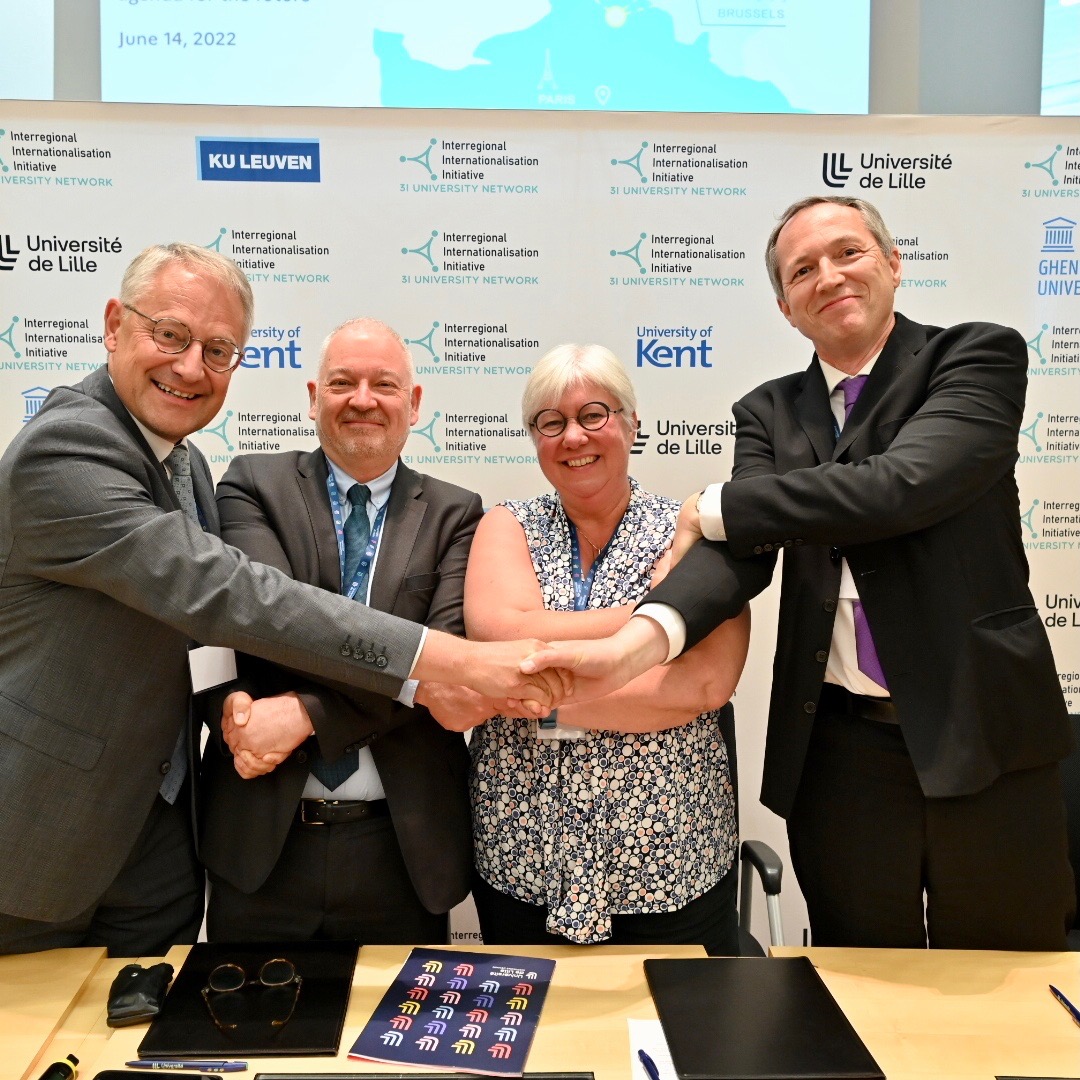 Le Pr Régis Bordet, président #ULille et les représentants des universités <a href="/unikent/">University of Kent</a> (Pr Shane Weller), <a href="/KU_Leuven/">KU Leuven</a> (Pr Piet Desmet) et <a href="/ugent/">UGent</a> (Pr Mieke Van Herreweghe) ont signé une convention de coopération dans le cadre de cette première journée 3I University Network.