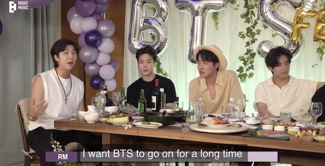 jmygmochis's tweet photo. 'Pero en este universo afortunadamente yo quería hacer música… quiero que #BTS  siga por mucho tiempo'

 — #RM BTS FESTA 2022(cena).

SOY LLANTO LOS AMO TANTO😭🫶🏻 https://t.co/c41G3mIW3e