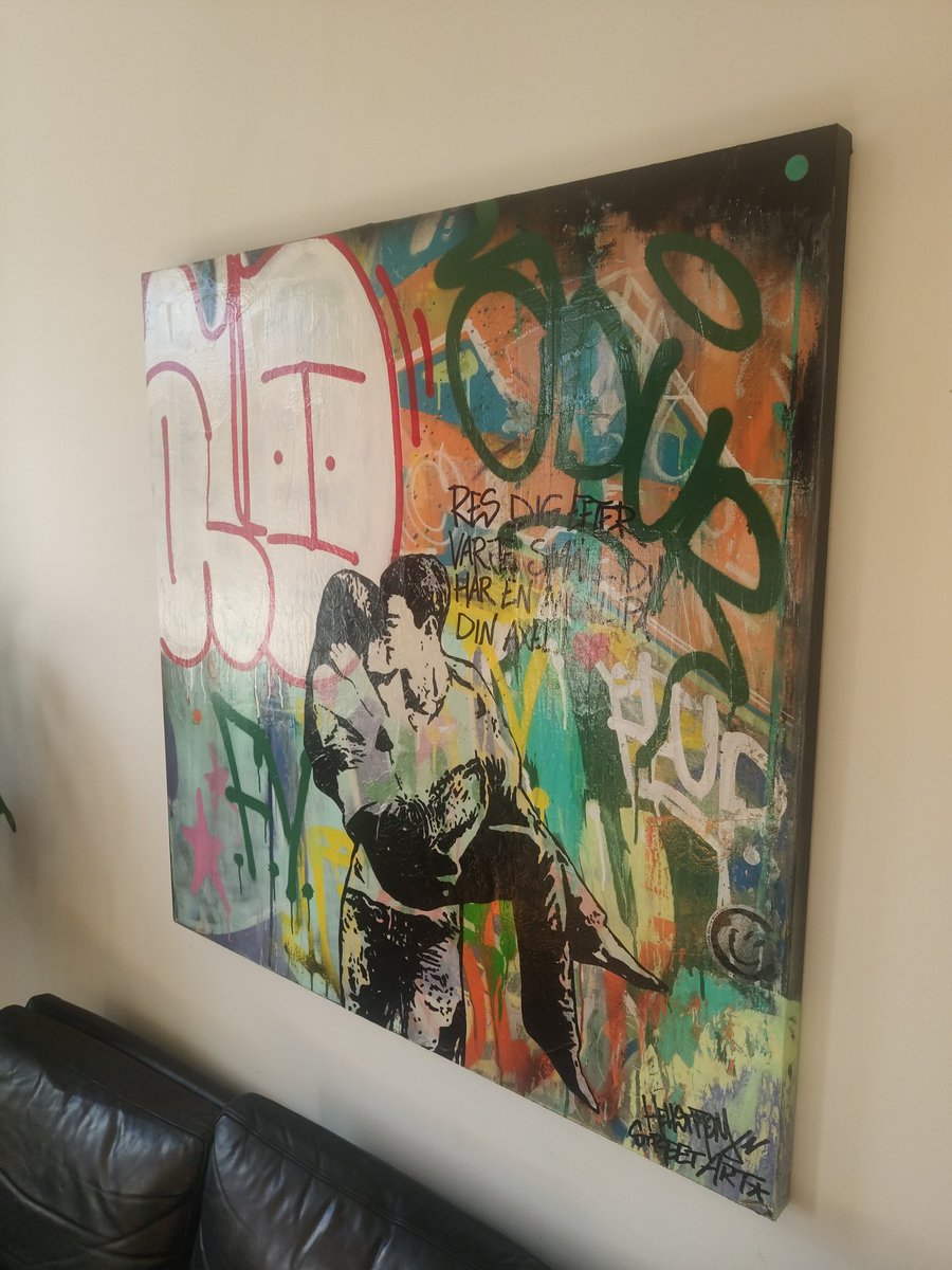 UltraofStocks's tweet photo. Min senaste investering. Texten "Res dig efter varje smäll, du har en ängel på din axel" passar bra i dessa tider. 

#hellstromstreetart https://t.co/juEIFPxiSL