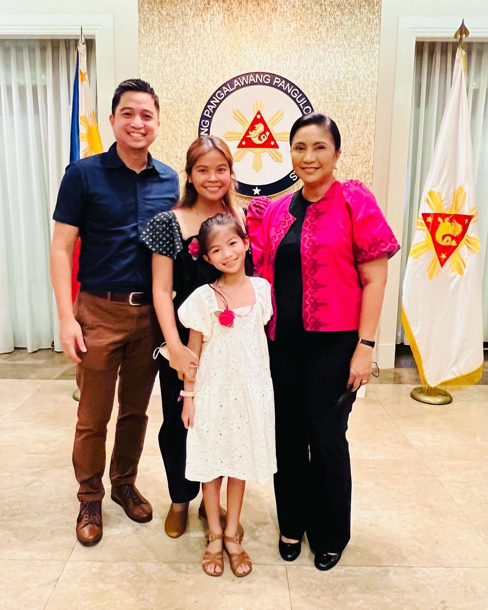 chrysclause's tweet photo. Co-learners with one of our best teachers VP @lenirobredo on our last day of Grade 1! Maraming maraming salamat po, VP Leni!

Sharing here VP Leni’s message for Cara: Be inspired always and be an inspiration to others.

#homeschoolersparakaylenikiko #kakampink https://t.co/TTUmmAKy68
