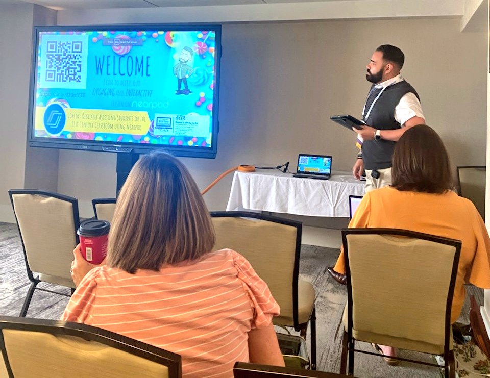 <a href="/ShaneWhite9988/">Shane White</a> presenting ways to learn with Nearpod at <a href="/lacueorg/">LACUE</a> #TLS22 <a href="/EdtechEbr/">EBR Instructional Technology Team</a>