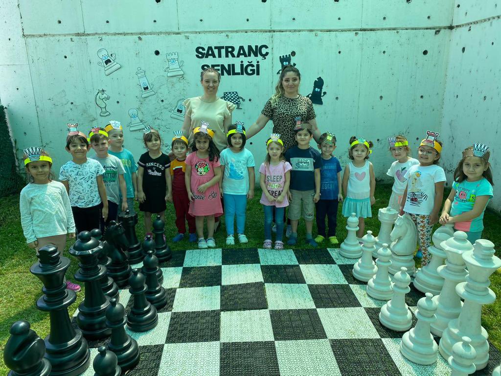 Neşe Fabrikası Gündüz Bakımevinde satranç hocamız eşliğinde satranç şenliği düzenlendi. Tüm öğrencilerimiz açık havada satranç oynayarak eğlenceli saatler geçirdiler.