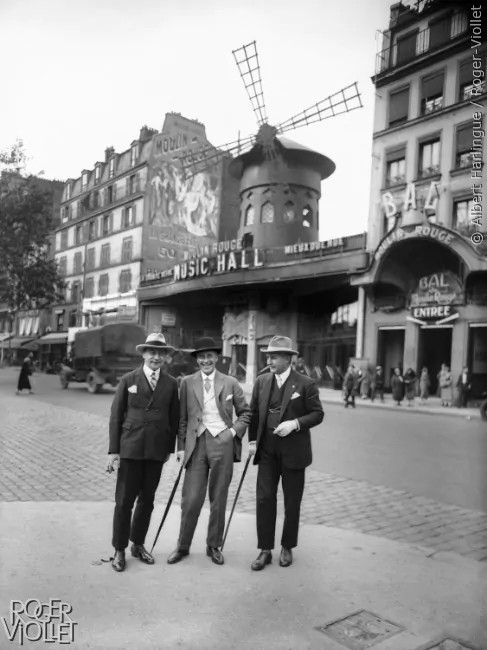 Albert Harlingue. 
Trois copains, boulevard de Clichy, devant le Moulin Rouge 
1925  #Paris