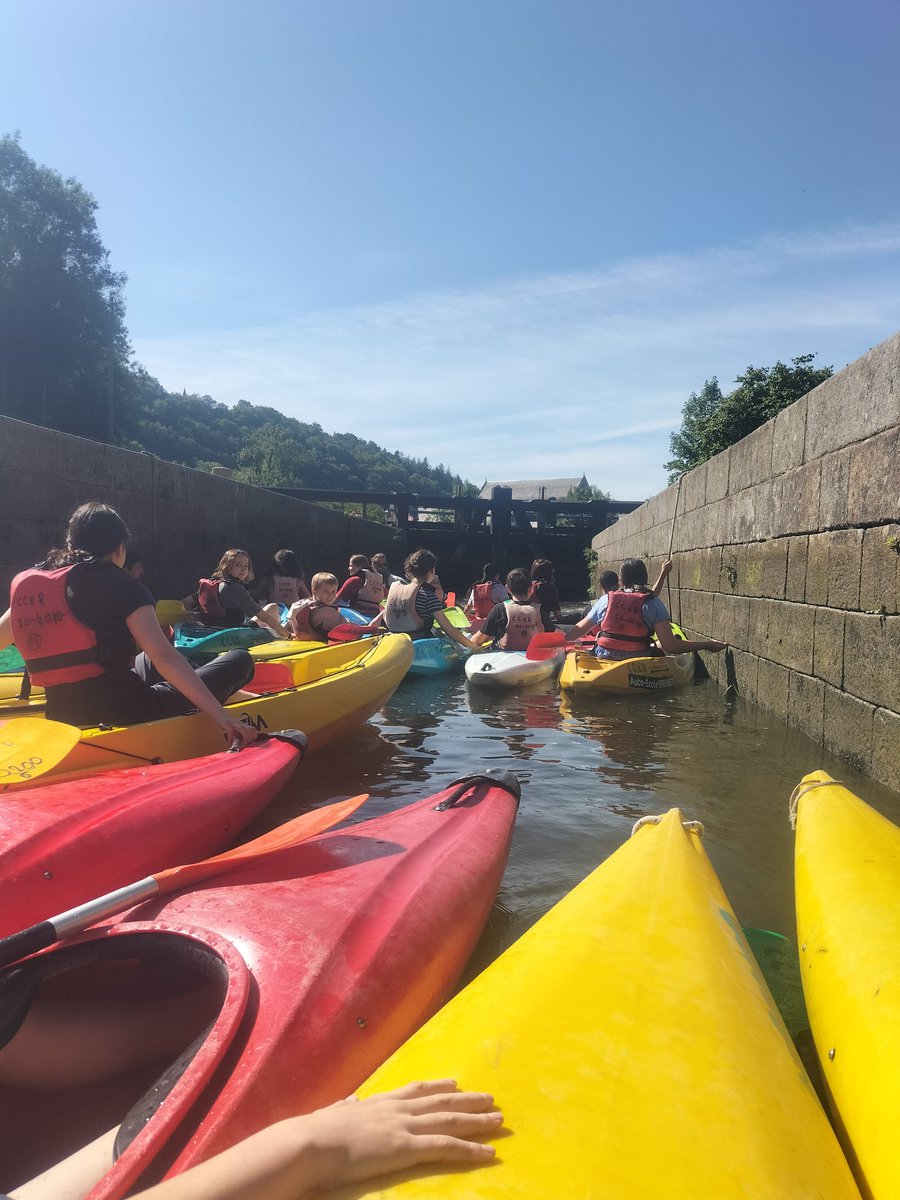 ClaireReboux's tweet photo. Émotions fortes ce matin pour conclure le cycle kayak des 4eme du collège Roger Vercel de Dinan en Rance @college_Vercel @acrennes @villededinan @DinanAgglo https://t.co/cpC3kDaya8