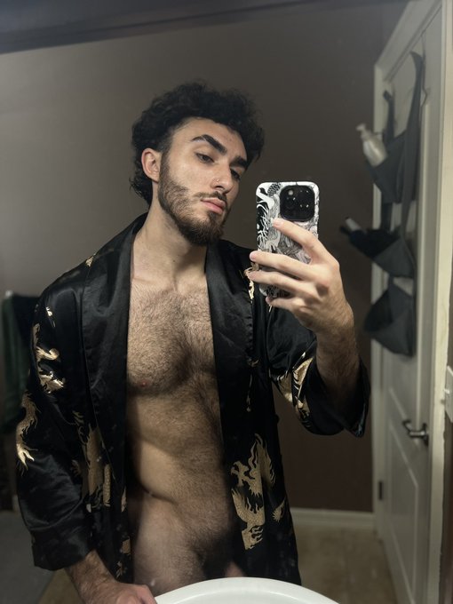 What's your favorite thing about men?  I'm a total sucker for pecs and thighs 🤤 https://t.co/vojdpqU