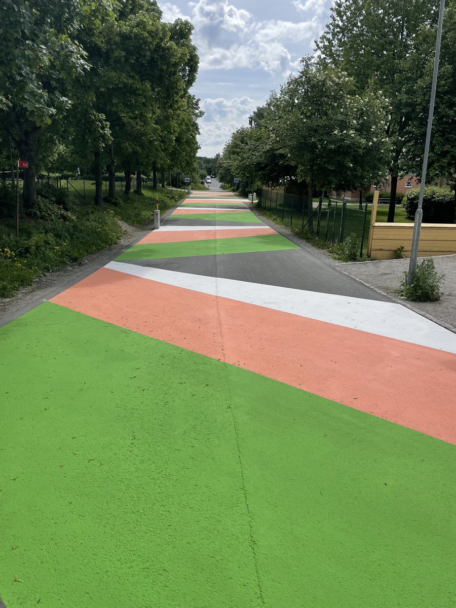 SaberJoanna's tweet photo. Vilken skillnad färgmålning och växter kan ge! Lädersättravägen i Järfälla har ett helt nytt rum 💚 
@Jarfalla_kommun #ettheltnyttrum https://t.co/YZKqCLSLA6