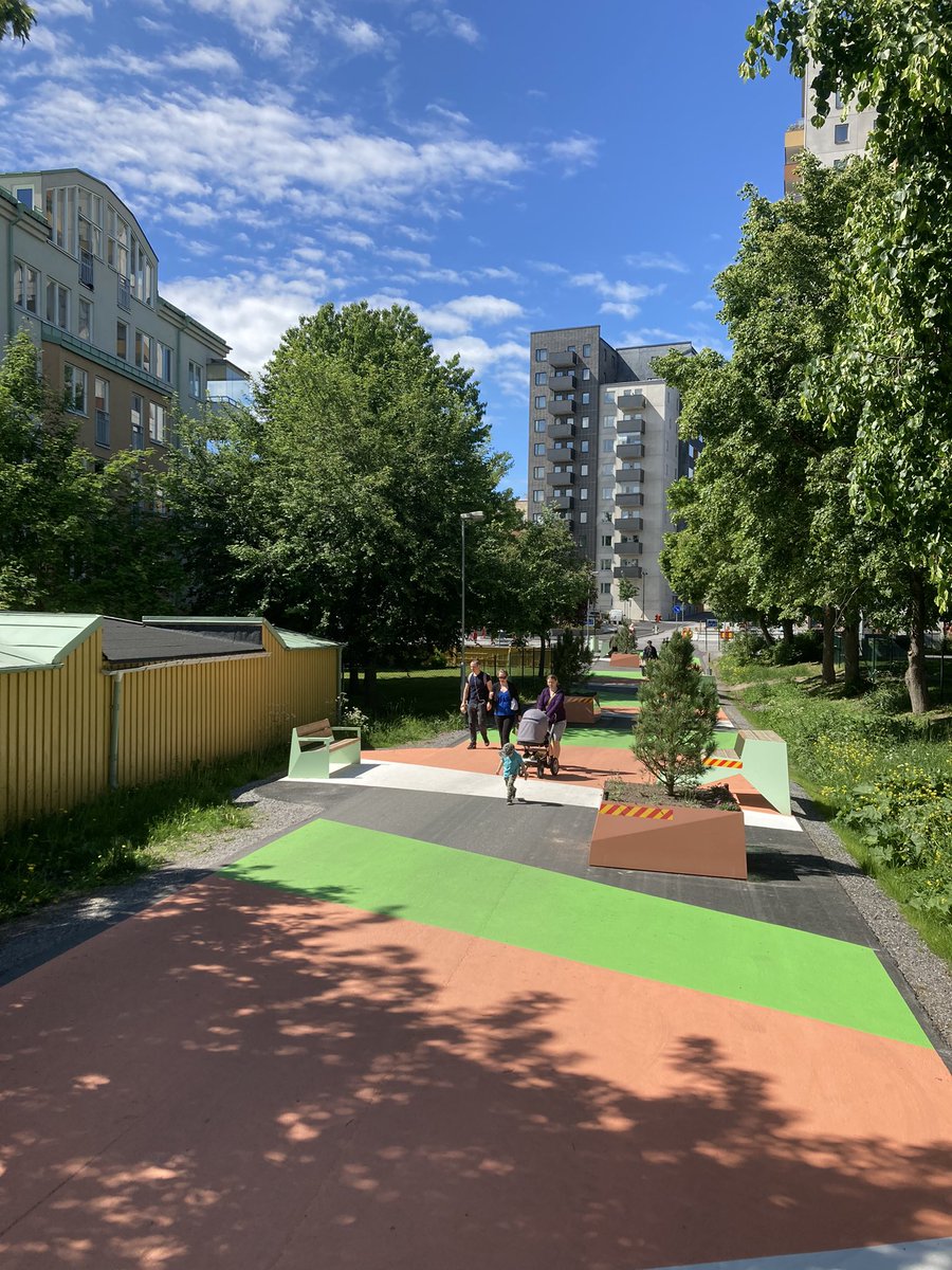 SaberJoanna's tweet photo. Vilken skillnad färgmålning och växter kan ge! Lädersättravägen i Järfälla har ett helt nytt rum 💚 
@Jarfalla_kommun #ettheltnyttrum https://t.co/YZKqCLSLA6