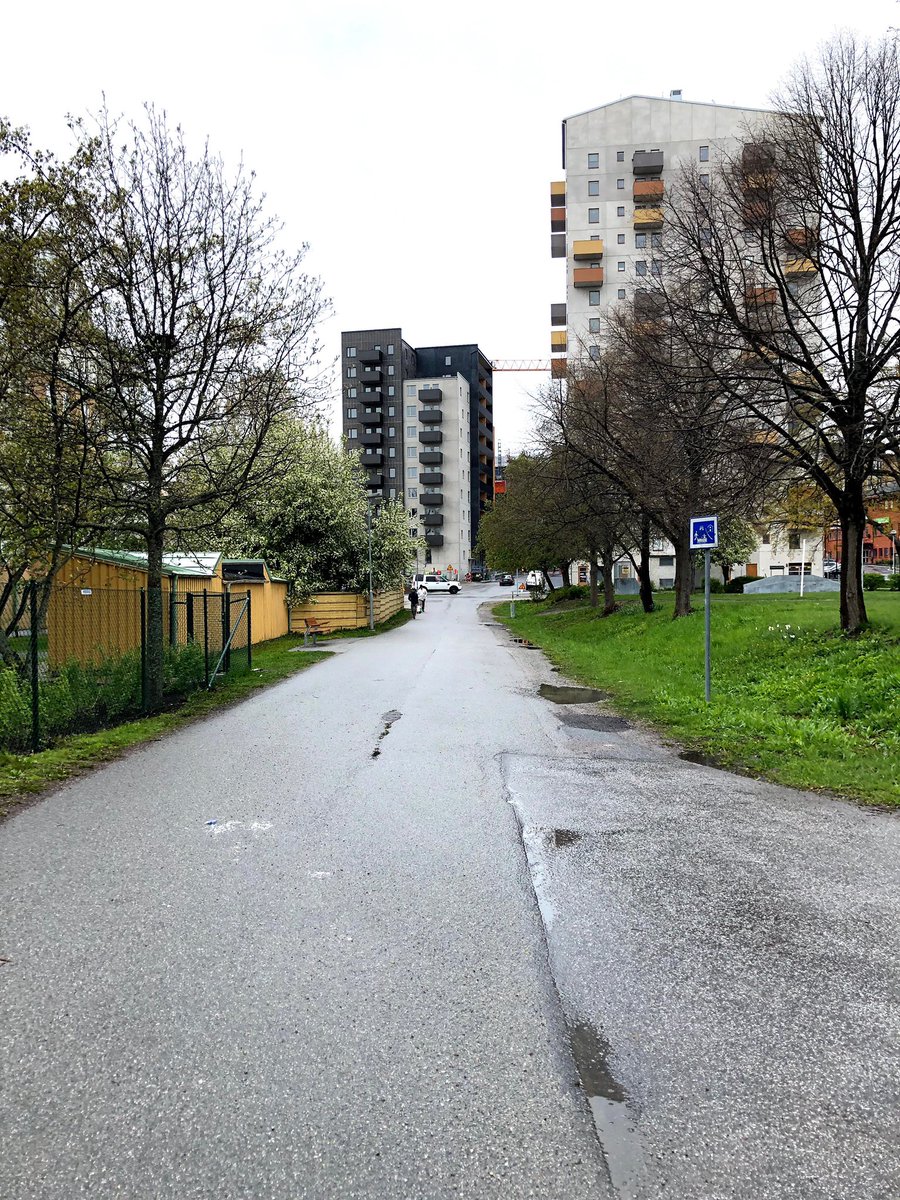 SaberJoanna's tweet photo. Vilken skillnad färgmålning och växter kan ge! Lädersättravägen i Järfälla har ett helt nytt rum 💚 
@Jarfalla_kommun #ettheltnyttrum https://t.co/YZKqCLSLA6