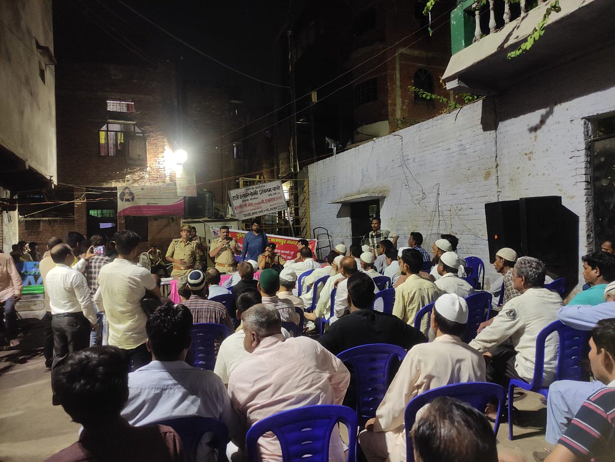 Dsptripurari's tweet photo. सराहनीय ...
        सर्किल कर्नलगंज में "मोहल्ला मीटिंग" संपादित की गई और इसके माध्यम से "पुलिस युवा मित्र" बनने हेतु युवाओं को  प्रेरित किया और  बेहतर समन्वय हेतु स्थानीय लोगों से संवाद स्थापित किया.... @Uppolice https://t.co/izF5LmuUhX https://t.co/chm0igt7V1