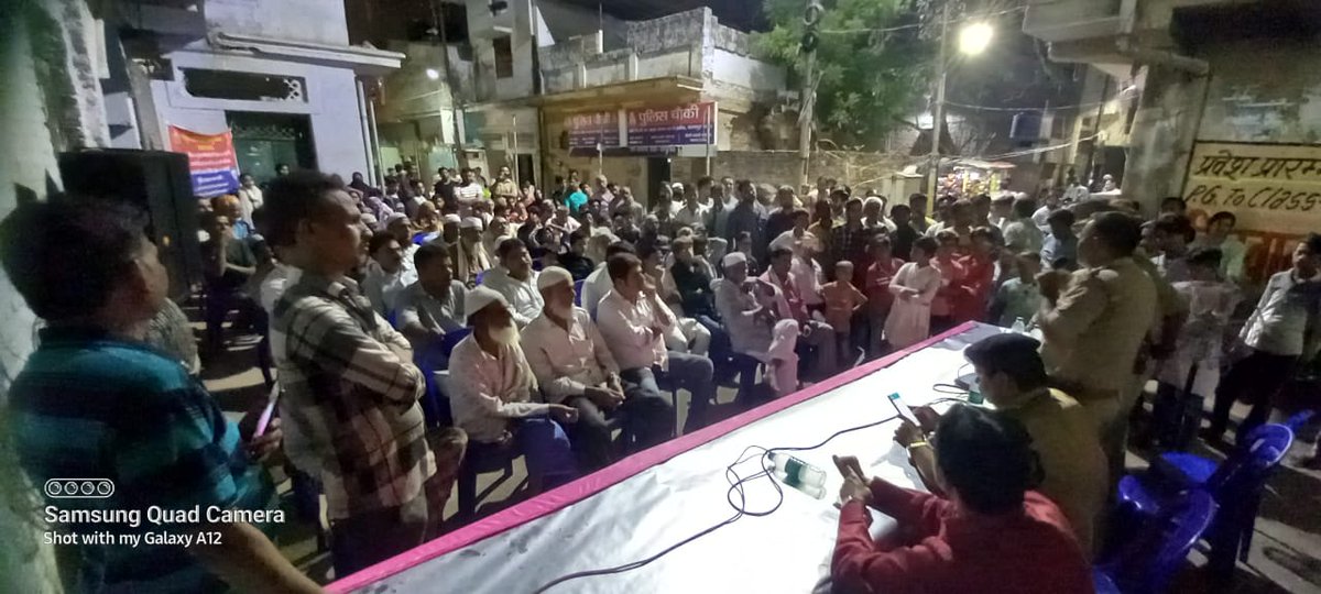 Dsptripurari's tweet photo. सराहनीय ...
        सर्किल कर्नलगंज में "मोहल्ला मीटिंग" संपादित की गई और इसके माध्यम से "पुलिस युवा मित्र" बनने हेतु युवाओं को  प्रेरित किया और  बेहतर समन्वय हेतु स्थानीय लोगों से संवाद स्थापित किया.... @Uppolice https://t.co/izF5LmuUhX https://t.co/chm0igt7V1