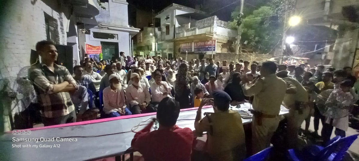 Dsptripurari's tweet photo. सराहनीय ...
        सर्किल कर्नलगंज में "मोहल्ला मीटिंग" संपादित की गई और इसके माध्यम से "पुलिस युवा मित्र" बनने हेतु युवाओं को  प्रेरित किया और  बेहतर समन्वय हेतु स्थानीय लोगों से संवाद स्थापित किया.... @Uppolice https://t.co/izF5LmuUhX https://t.co/chm0igt7V1