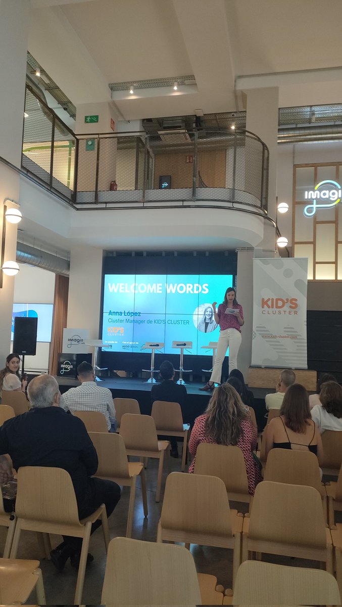 KIDSCLUSTER's tweet photo. 🚀Comença l'#AlphaPlanetEvent a l'@imaginCafe, amb la benvinguda a càrrec de l'@annalopezmedina, manager del @KIDSCLUSTER
#esdeveniment #sostenibilitat #networking https://t.co/y77gqf7kdl