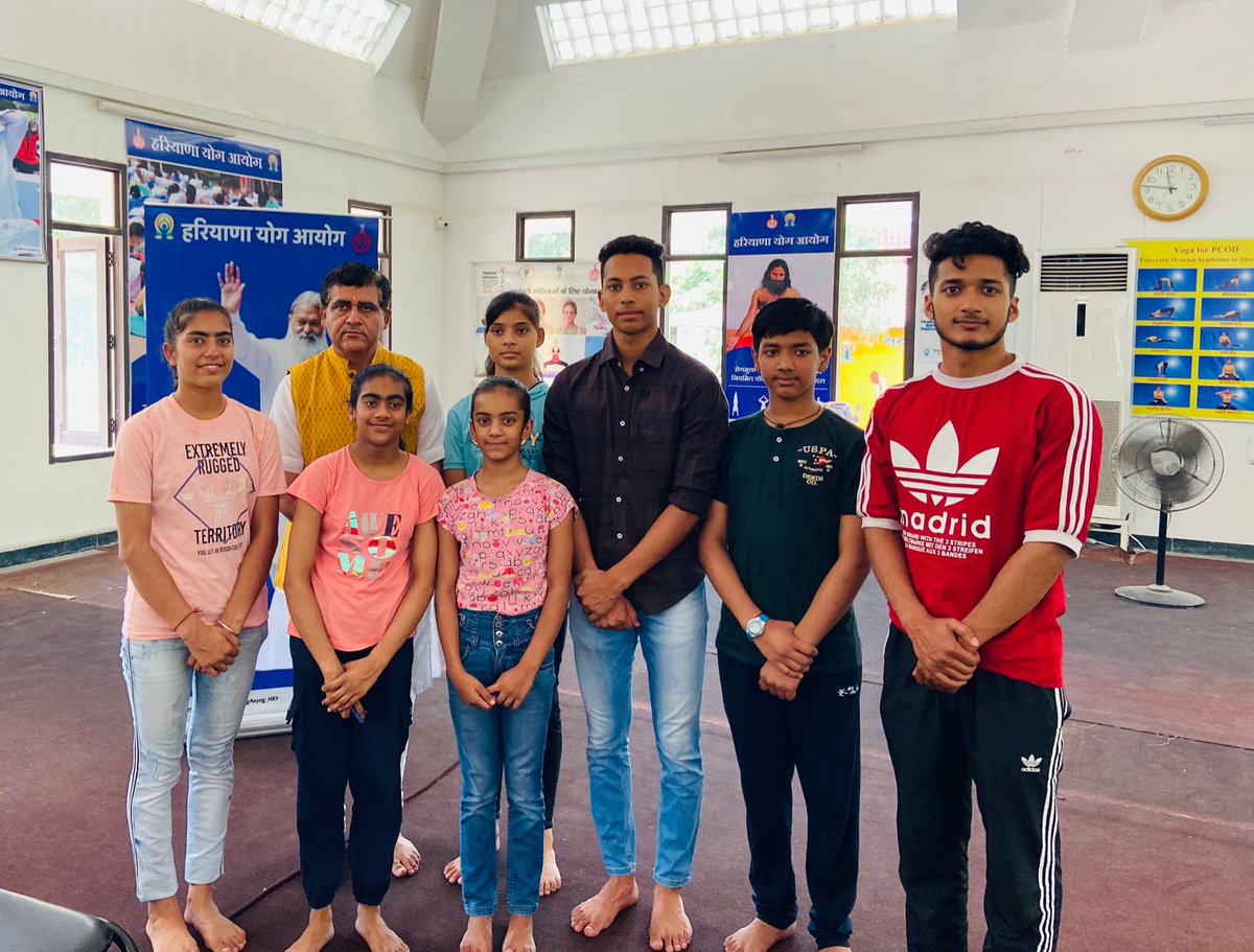 DrJaideepArya's tweet photo. NYSF SG @swabhimani1 @yogasanaindia, HYSA @hysassociation, HYA Officials, SSV and Athletes today Met with Hon'ble CM #HARYANA Sh Manohar Lal Khatter 
@mlkhattar
ji at Camp office #Kabir_Kutir, #Chandigarh.
Respected CM sir Have Appreciated the Winners of Yogasana Sports. https://t.co/wNMY8aG4wI