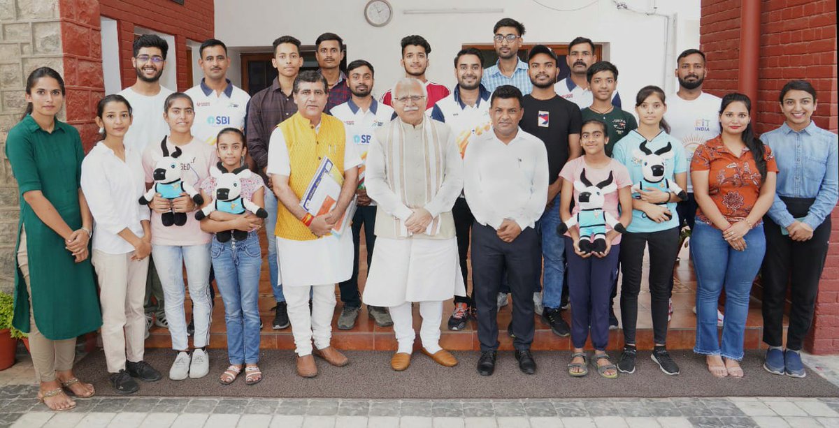 DrJaideepArya's tweet photo. NYSF SG @swabhimani1 @yogasanaindia, HYSA @hysassociation, HYA Officials, SSV and Athletes today Met with Hon'ble CM #HARYANA Sh Manohar Lal Khatter 
@mlkhattar
ji at Camp office #Kabir_Kutir, #Chandigarh.
Respected CM sir Have Appreciated the Winners of Yogasana Sports. https://t.co/wNMY8aG4wI