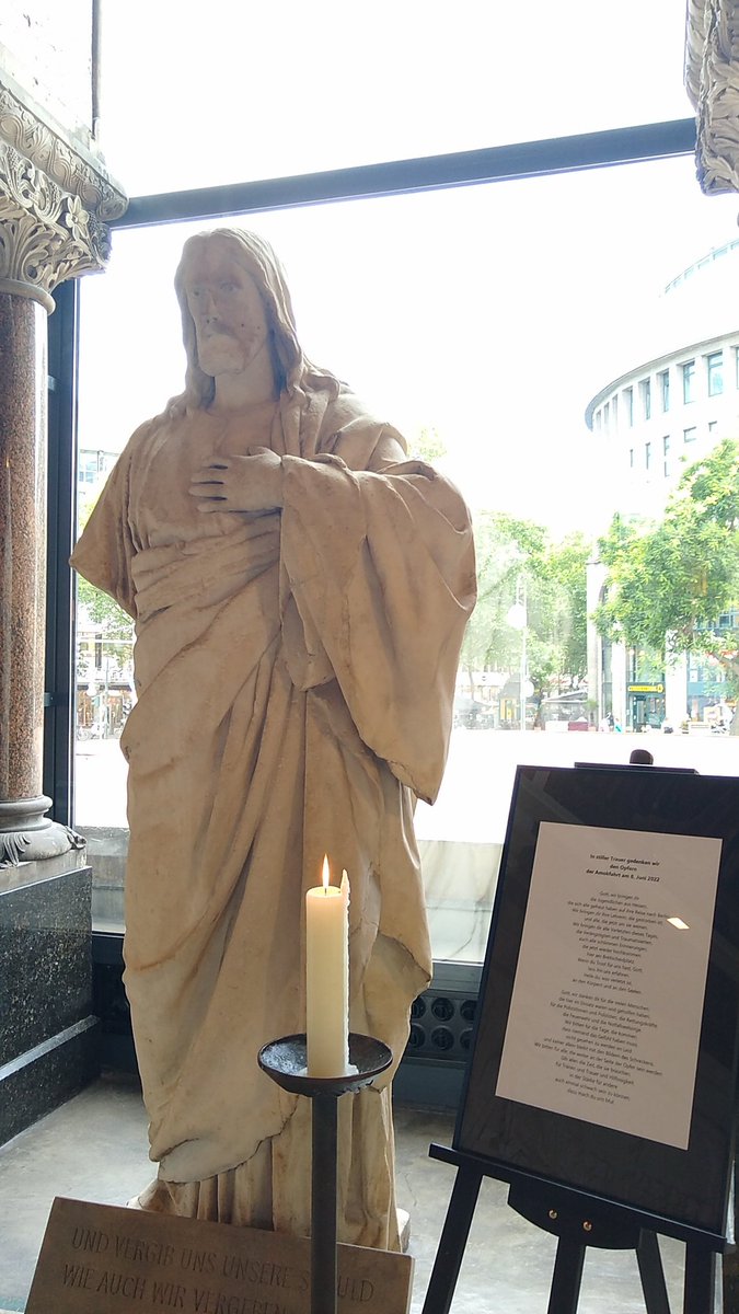 In der Ruine der #Gedächtniskirche steht der versehrte Jesus. Hier brennt die Kerze zum Gebet für die Opfer der Amokfahrt vor einer Woche. #b0806