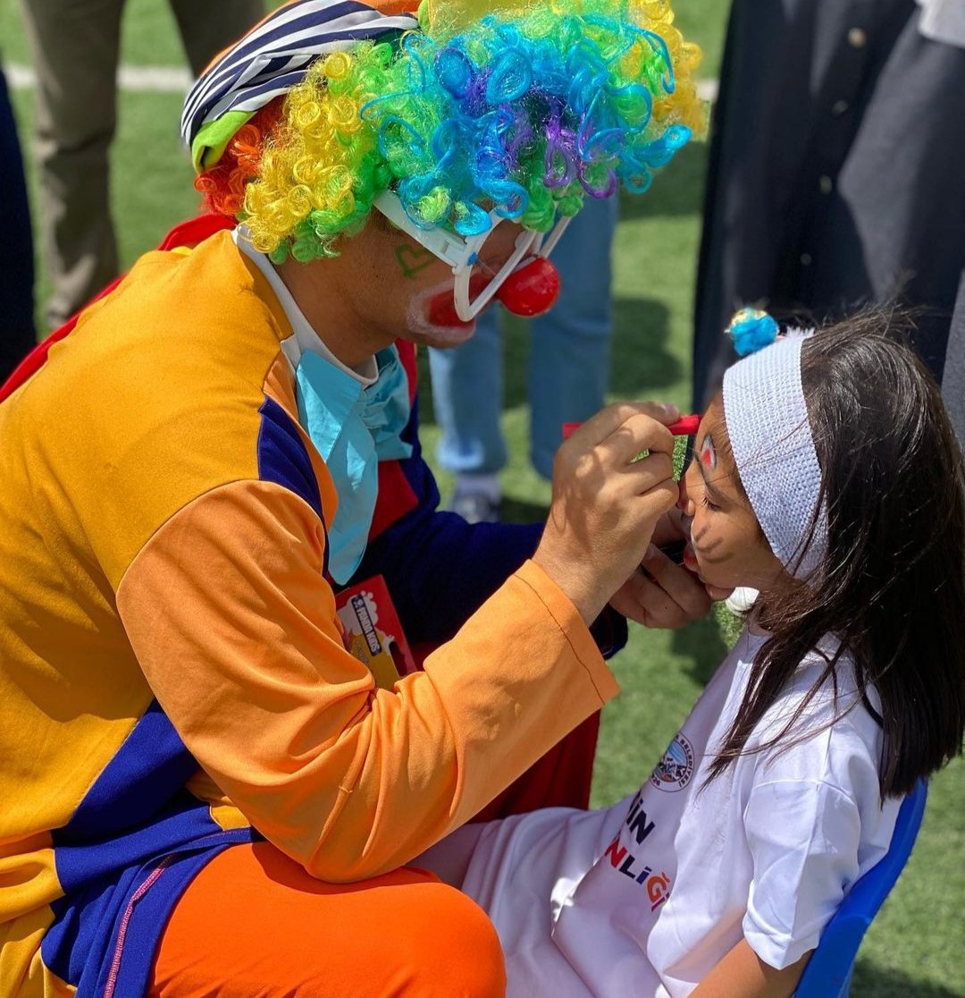 Çocukların hayal güçlerine hayranım.Farklı farklı şekiller yüzlerine çizmemi istiyorlar.Ayı,eşek,panda, ejderha vs.Sayamadığım çok şekil var.Bu hayal güçlerini tatmin etmek gerçekten yetenek gerektiren bir olay.🖍️🤡