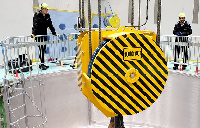 essneutron's tweet photo. The first inner shielding block landed in the #ESS Monolith today! Some 1,000 tonnes of steel shielding will be stacked inside the vacuum vessel, around the Target wheel and moderator system. The 1st piece lowered inside is a support plate for the reflector base.
#buildingESS https://t.co/IAjR2mrqqo