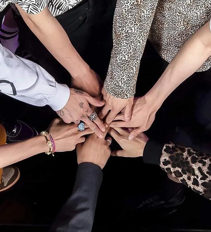 tinyyoongles_9's tweet photo. I'm really heartbroken yet I'm happy for Bangtan 💕 yes it's sad that they are going on hiatus but they are still together with us and for us💜 we are a big family and we'll always be there for them💞 they need a break for themselves and I wish the 7 angles all the best https://t.co/M9vbRUj9fO