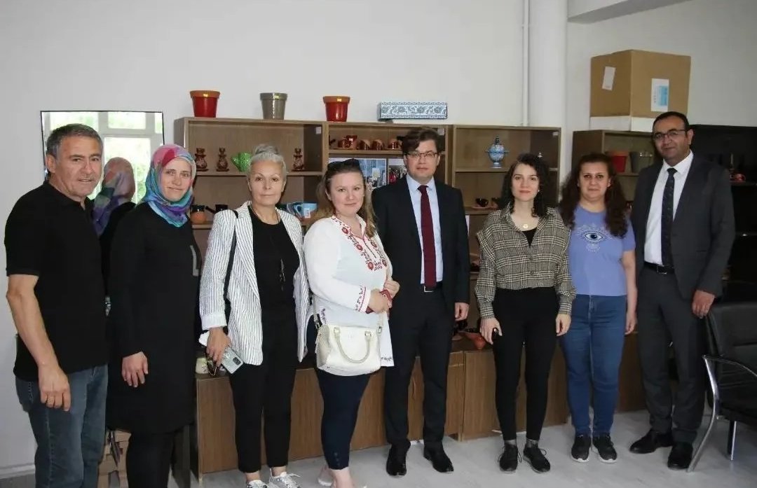 SuhutKadKoop's tweet photo. Kırklareli Vali Yardımcısı (Vize Kaymakamı) Sayın Elif Canan Tuncer ve Şuhut Kaymakamımız Sayın Lokman Düzgün 
Şuhut Kadın Koop. ve Üretim Atölyesinde yürütülen faaliyetler hakkında bilgi aldılar.
@kubrayigitbasi @mehmetkeklik94 @lokmanduzgun42 https://t.co/XGr1Hfskud