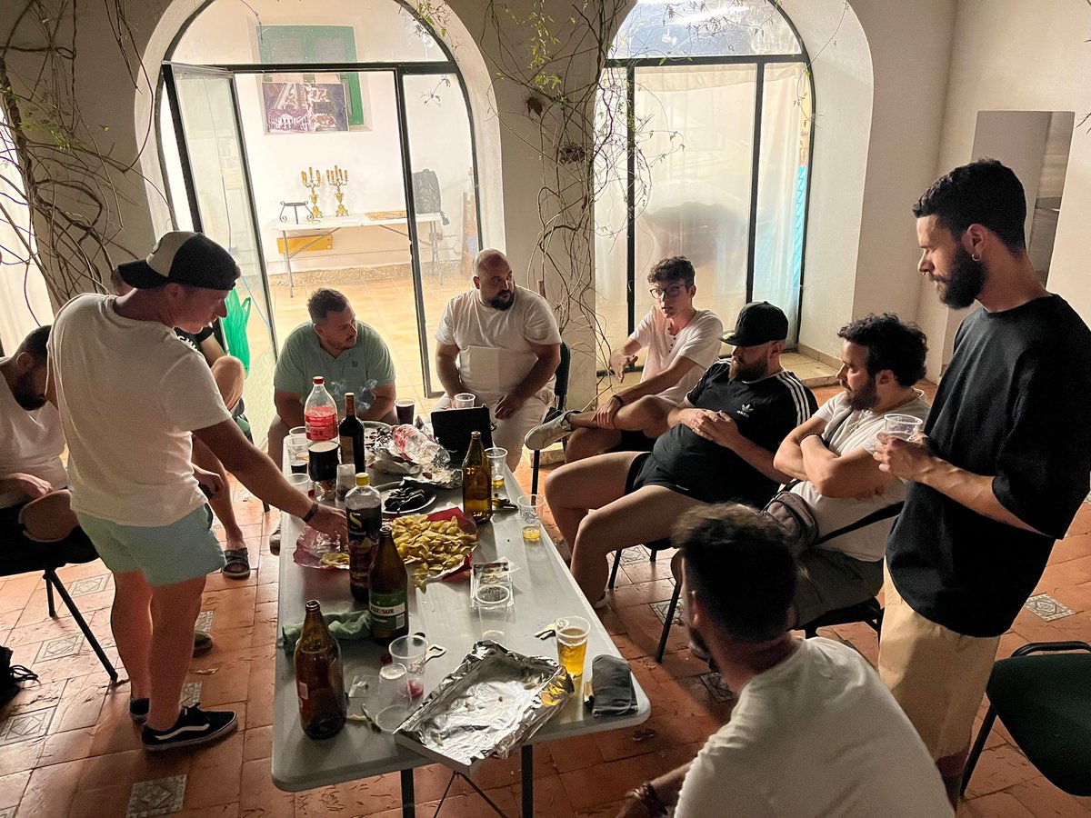 ComparsaHnosGtz's tweet photo. En la noche de ayer tuvimos la reunión en la cuál confirmamos quien sigue en la agrupación  y quién no va a seguir de cara al próximo carnaval. En este sentido causarán baja en la comparsa: Tono, Víctor, David y Álvaro. ¡GRACIAS!.
#ComparsaHermanosGutierrez 🎭 💜 https://t.co/cWDrKQZ7dz