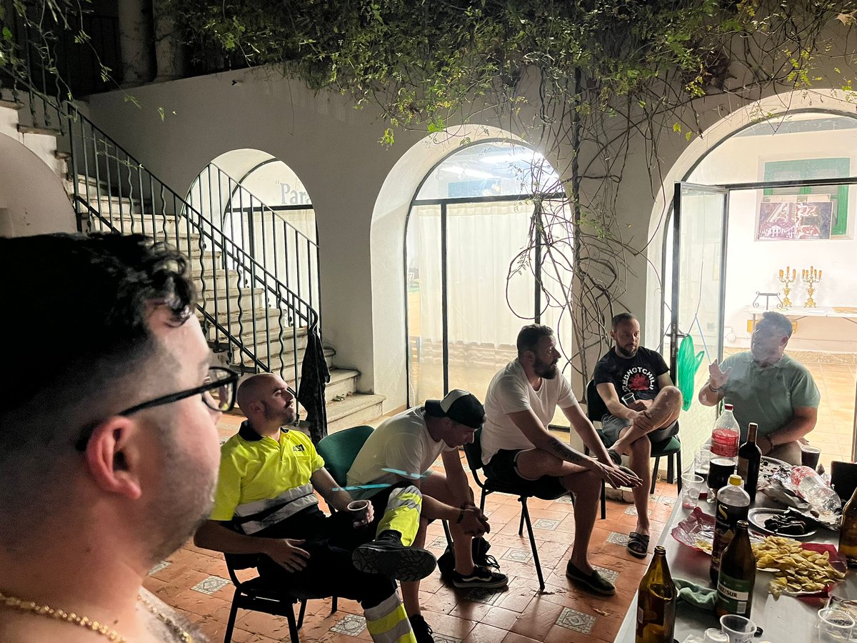 ComparsaHnosGtz's tweet photo. En la noche de ayer tuvimos la reunión en la cuál confirmamos quien sigue en la agrupación  y quién no va a seguir de cara al próximo carnaval. En este sentido causarán baja en la comparsa: Tono, Víctor, David y Álvaro. ¡GRACIAS!.
#ComparsaHermanosGutierrez 🎭 💜 https://t.co/cWDrKQZ7dz