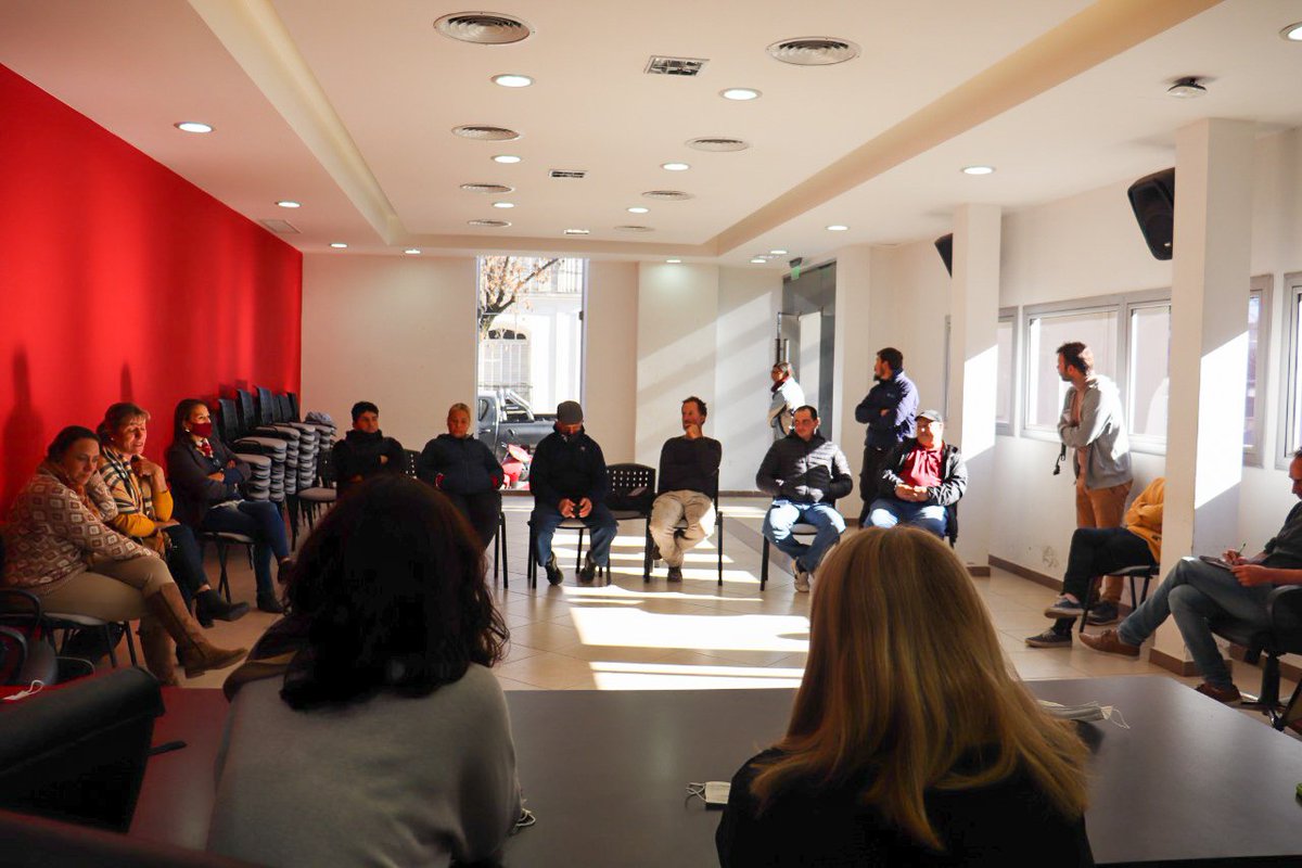 CivicoLbye's tweet photo. #Laboulaye La legisladora @bussovicky_ok encabezó la reunión con integrantes de la Subsecretaría de Agricultura Familiar y beneficiarios del Proyecto #PISEAR para la planificación de acciones de capacitación y asistencia a futuro.
@MinAgriCba https://t.co/39YthMZBOL