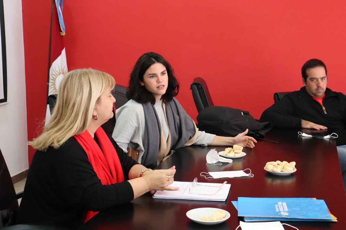 CivicoLbye's tweet photo. #Laboulaye La legisladora @bussovicky_ok encabezó la reunión con integrantes de la Subsecretaría de Agricultura Familiar y beneficiarios del Proyecto #PISEAR para la planificación de acciones de capacitación y asistencia a futuro.
@MinAgriCba https://t.co/39YthMZBOL