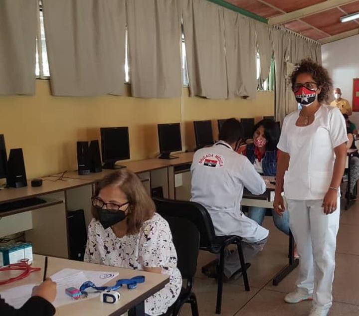 Para ser médico revolucionario, lo primero que hay que tener es revolución. De nada sirve el esfuerzo aislado. si ese esfuerzo se hace solo, solitario en algún rincón de América. El médico del pueblo en esa función de miliciano y revolucionario, debe ser siempre un médico."Che"