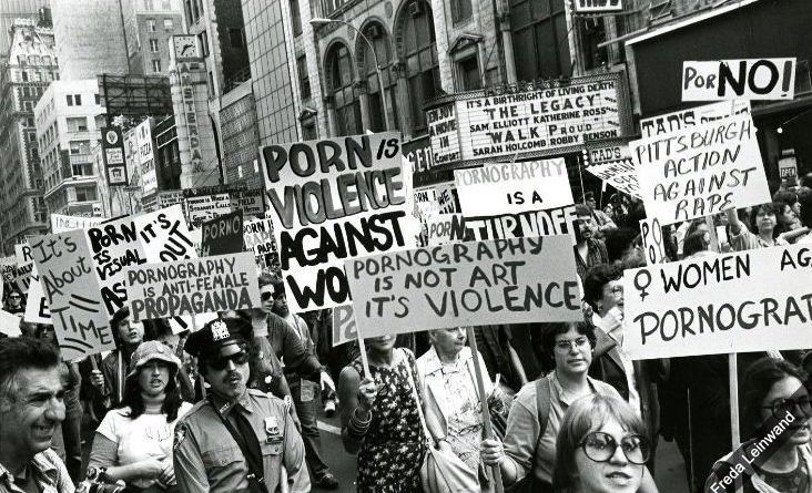 osezlefeminisme's tweet photo. [Communiqué de presse] 
Toute l’industrie #pornographique face à la justice : "acteurs", rabatteurs, producteurs, réalisateurs, diffuseurs constituent un système proxénète et criminel. Nous exigeons la justice
https://t.co/vuYhMYr8wu https://t.co/DjmGyuc6oc