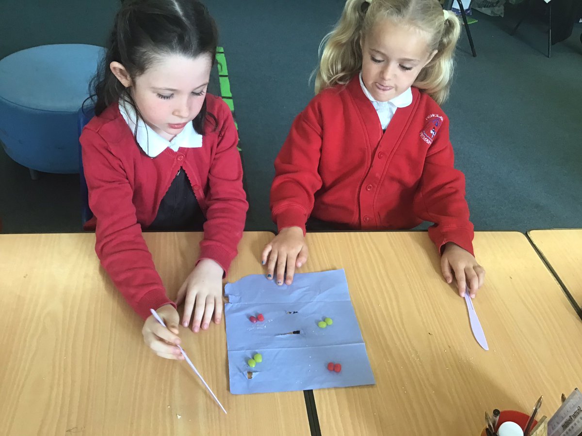 Penclawdd's tweet photo. Practising our halves and quarters. How many quarters are the same as a half? How many halves make a whole? How many quarters make a whole? What is one quarter of 8? 🤔 #Pencsealions #Penc2 #Pencnum https://t.co/51i6xVc6XH