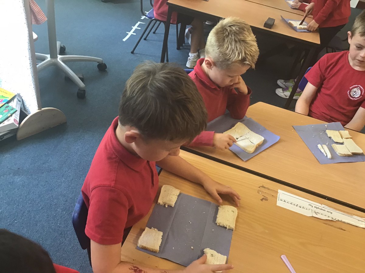 Penclawdd's tweet photo. Practising our halves and quarters. How many quarters are the same as a half? How many halves make a whole? How many quarters make a whole? What is one quarter of 8? 🤔 #Pencsealions #Penc2 #Pencnum https://t.co/51i6xVc6XH