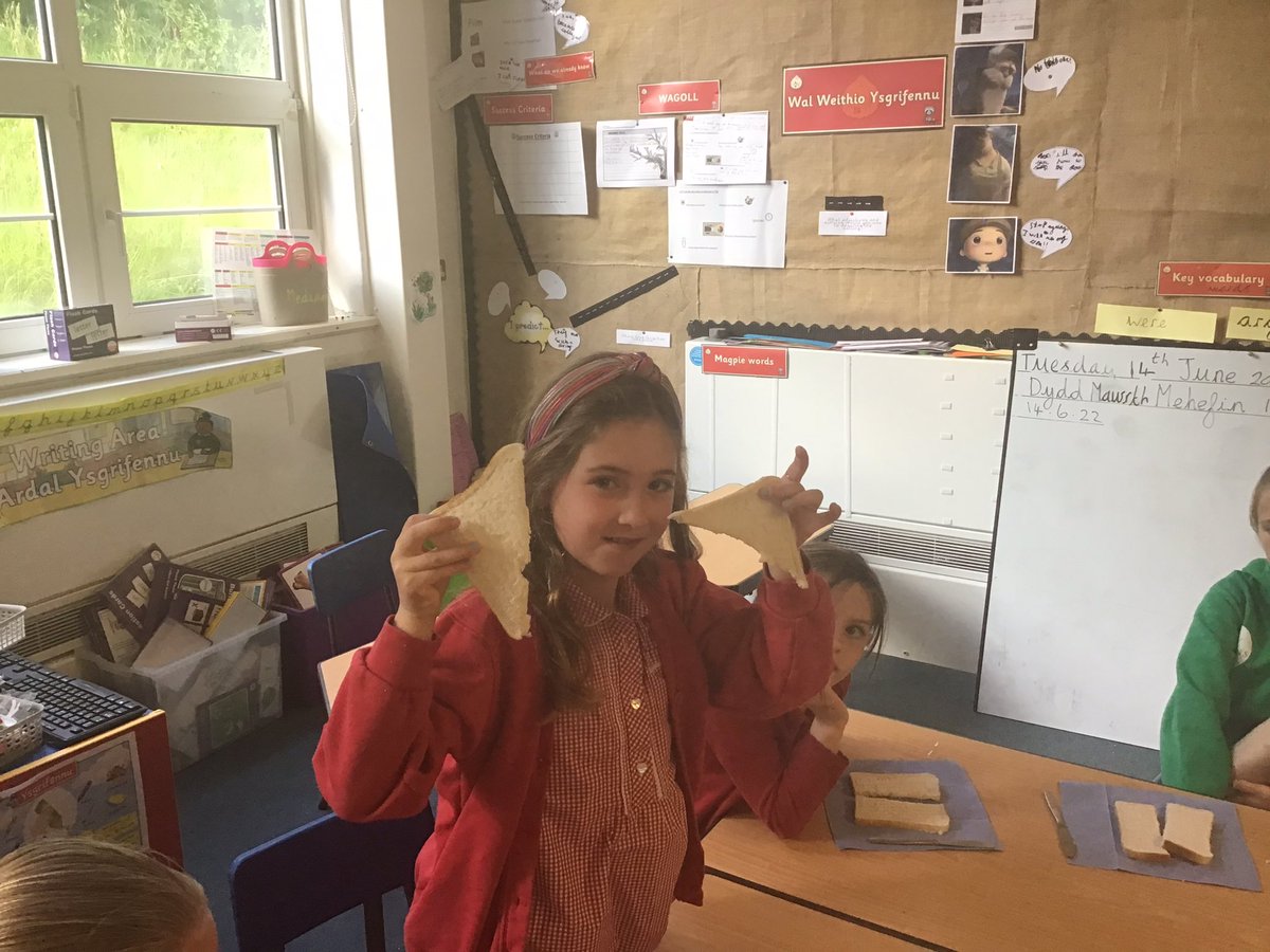 Penclawdd's tweet photo. Practising our halves and quarters. How many quarters are the same as a half? How many halves make a whole? How many quarters make a whole? What is one quarter of 8? 🤔 #Pencsealions #Penc2 #Pencnum https://t.co/51i6xVc6XH