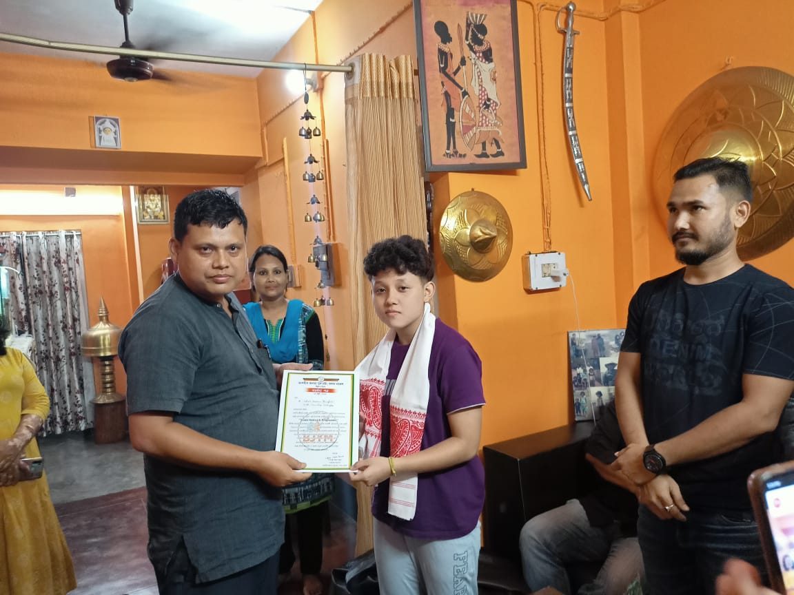 bjym_chirang's tweet photo. Feeling glad to falicitated the State Level Junior Volleyball players of Dhaligaon, #Kajalgaon under Chirang District.

@Bhabesh_KalitaR @himantabiswa @PhanindranathS3 
@SidhankuBJYM https://t.co/2zjwPUfLj0