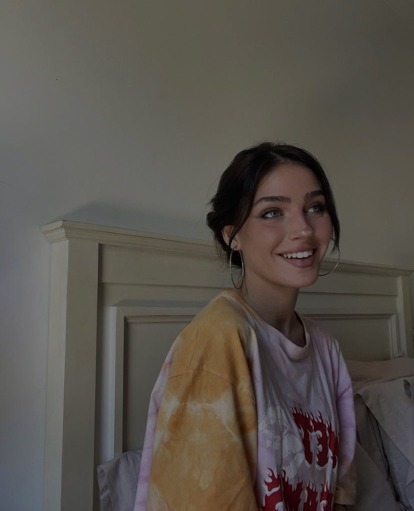 ᅟ
ᅟ
ᅟ
⠀      ⠀⠀  she had a galaxy in her eyes
 ⠀        ⠀⠀⠀  a universe in her mind.
ᅟ
ᅟ
ᅟ