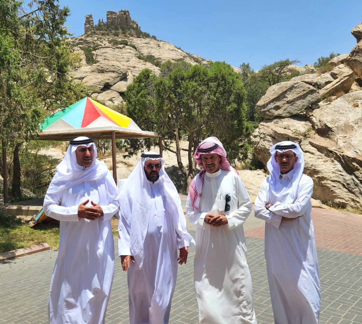 abd_ghrman's tweet photo. بعد طرحه اقتراح في وقت سابق؛ رئيس بلدية #تنومة أ.عبدالله مفرح يستقبل الفنان #خالد_عبدالرحمن @KUhp2222 ويقف معه على الموقع المقترح لوضع مسارات جبلية لسهولة الوصول إلى قمة الجبل. https://t.co/TsQa9i4lO8