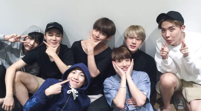 Zelle saw Yoongi & Mew fangirl heart is full ✨ tweet media