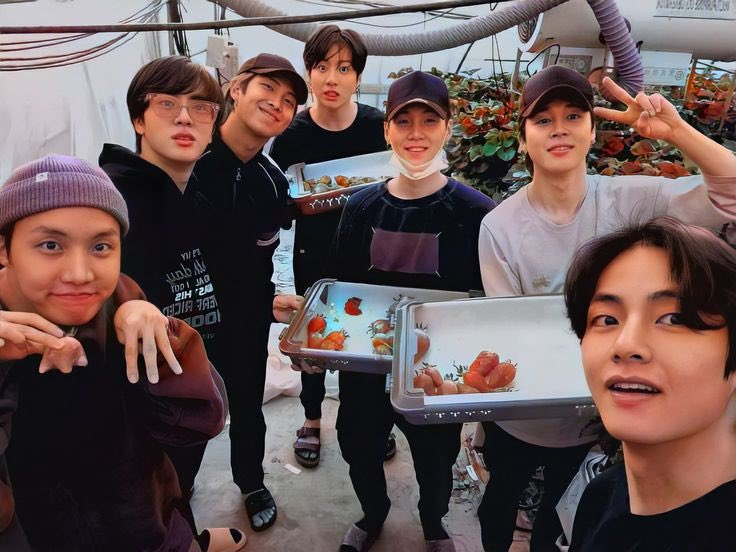Zelle saw Yoongi & Mew fangirl heart is full ✨ tweet media