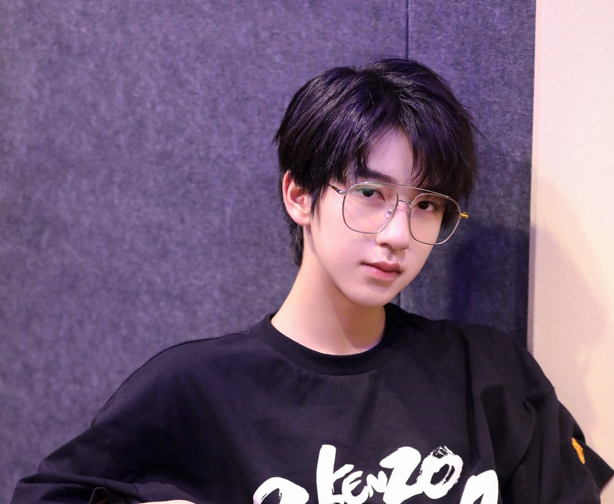 tntdcx's tweet photo. happy 18th to junlin!🎂 hope he gets into the school of his choice and have a smooth year ahead ~ ! still shock but the fact that he’s 18..😭💪🏻 

#贺峻霖 #贺峻霖0615生日快乐 https://t.co/ndz0tQoW6s