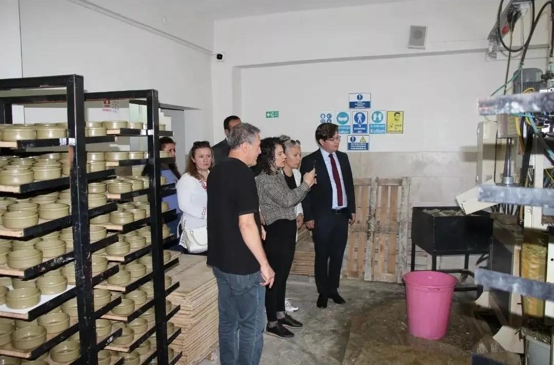 Kırklareli Vali Yardımcısı (Vize Kaymakamı) Sayın Elif Canan Tuncer ve Şuhut Kaymakamımız Sayın Lokman Düzgün 
Şuhut Kadın Koop. ve Üretim Atölyesinde yürütülen faaliyetler hakkında bilgi aldılar.
<a href="/kubrayigitbasi/">Doç. Dr. Kübra Güran Yiğitbaşı</a> <a href="/mehmetkeklik94/">Mehmet Keklik</a> @lokmanduzgun42
