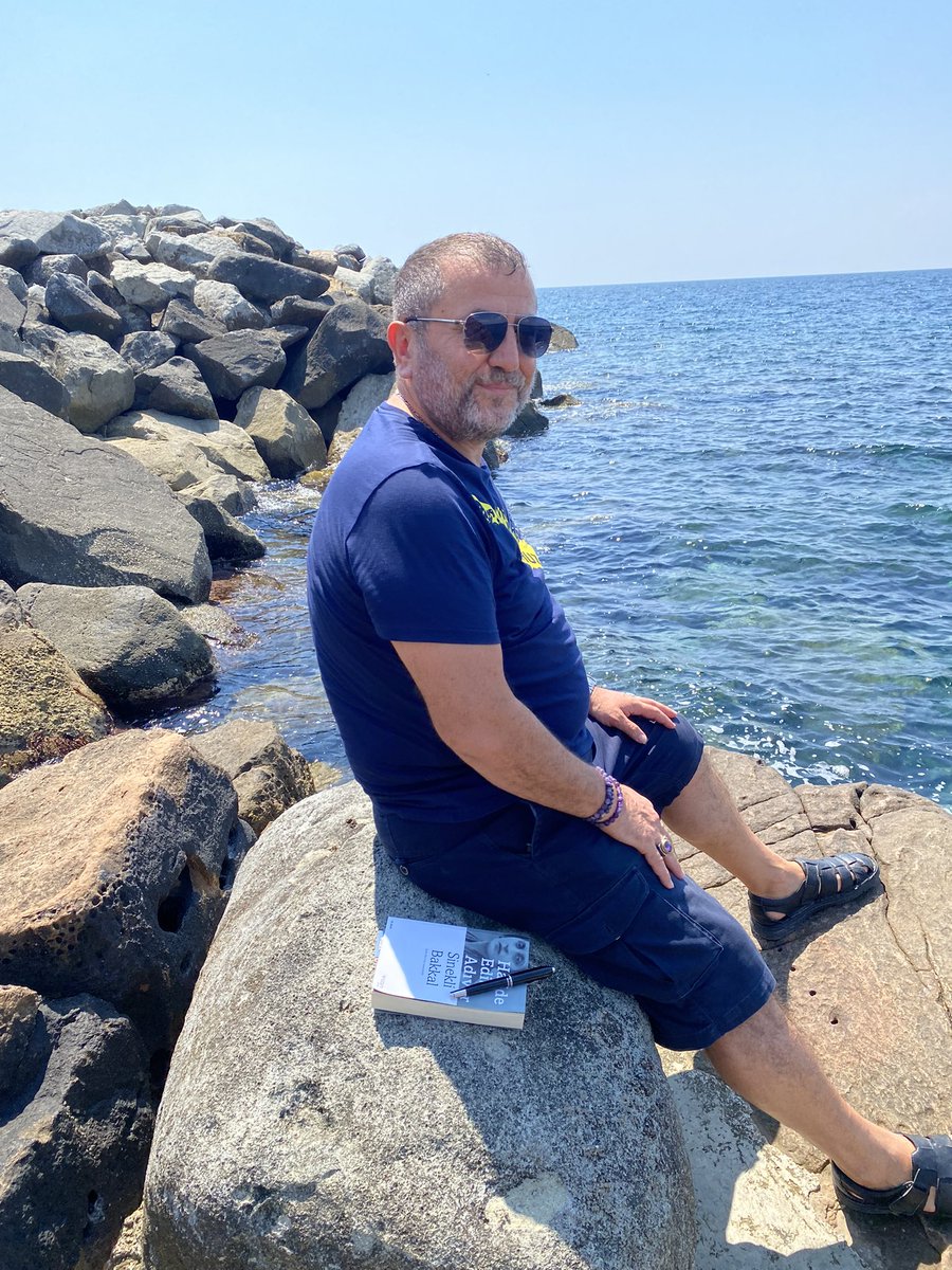 ACamekan's tweet photo. "Ben putperest değilim,#kitaba tapmıyorum. İçindeki ses,içindeki ışık,içindeki sevgi,içindeki ruh, içindeki çile, içindeki gözyaşı,içindeki tecrübe, içindeki Tanrı çekiyor beni."
#CemilMeriç              #SinekliBakkal #HalideEdipAdıvar💜🇹🇷 #İnsancayaşamak #FenerbahçeBirYaşamdır https://t.co/0yA1srUFcr