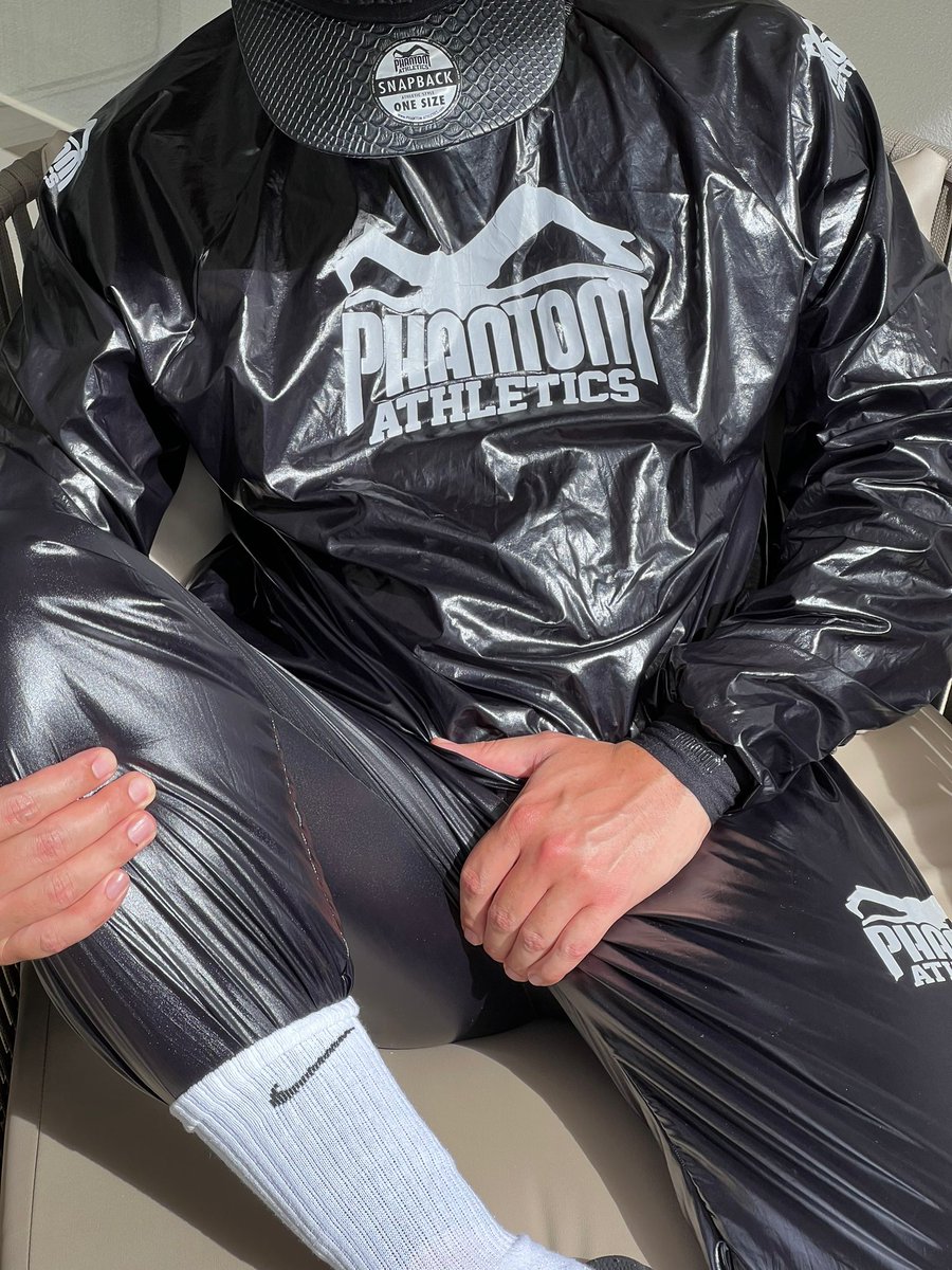 SkaterFozze's tweet photo. Important rule for #gearfetish fans:
#phantomatheltics style should always be ready - even on vacations πβοΈ
So after a lovely day at the beach, now it's time to sweat in #shinygear π₯΅π
#skaterfozze #shiny #gearslave #saunasuit #gayslave #fetishslave #fetish #gayfetish https://t.co/Pg2wLZWBH7