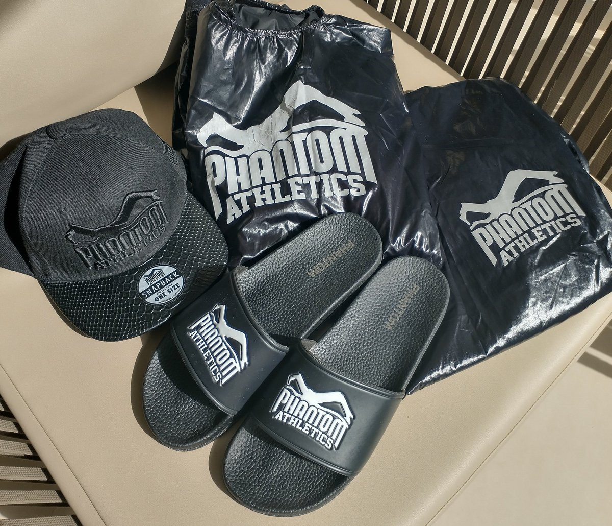 SkaterFozze's tweet photo. Important rule for #gearfetish fans:
#phantomatheltics style should always be ready - even on vacations πβοΈ
So after a lovely day at the beach, now it's time to sweat in #shinygear π₯΅π
#skaterfozze #shiny #gearslave #saunasuit #gayslave #fetishslave #fetish #gayfetish https://t.co/Pg2wLZWBH7