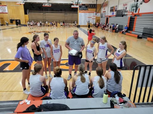 It’s always special when past players come out to support the program. <a href="/SGKarlin_/">Shannon Karlin</a> <a href="/ShivelyOlivia/">Olivia Shively</a> <a href="/annasheedy3/">anna sheedy</a> you ladies were awesome last night. Thanks for coaching them up and being there for them. #vivesion #captains