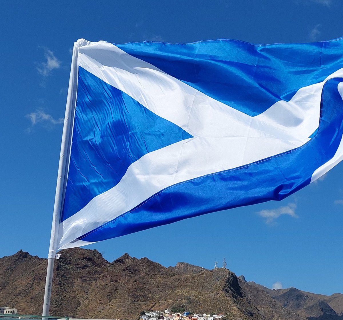AngelRBarreto's tweet photo. @CDTOficial Todo Tenerife de azul y blanco
#TenerifeGirona #SueñoBlanquiazul #CentenarioCD https://t.co/CtoX51p0ne