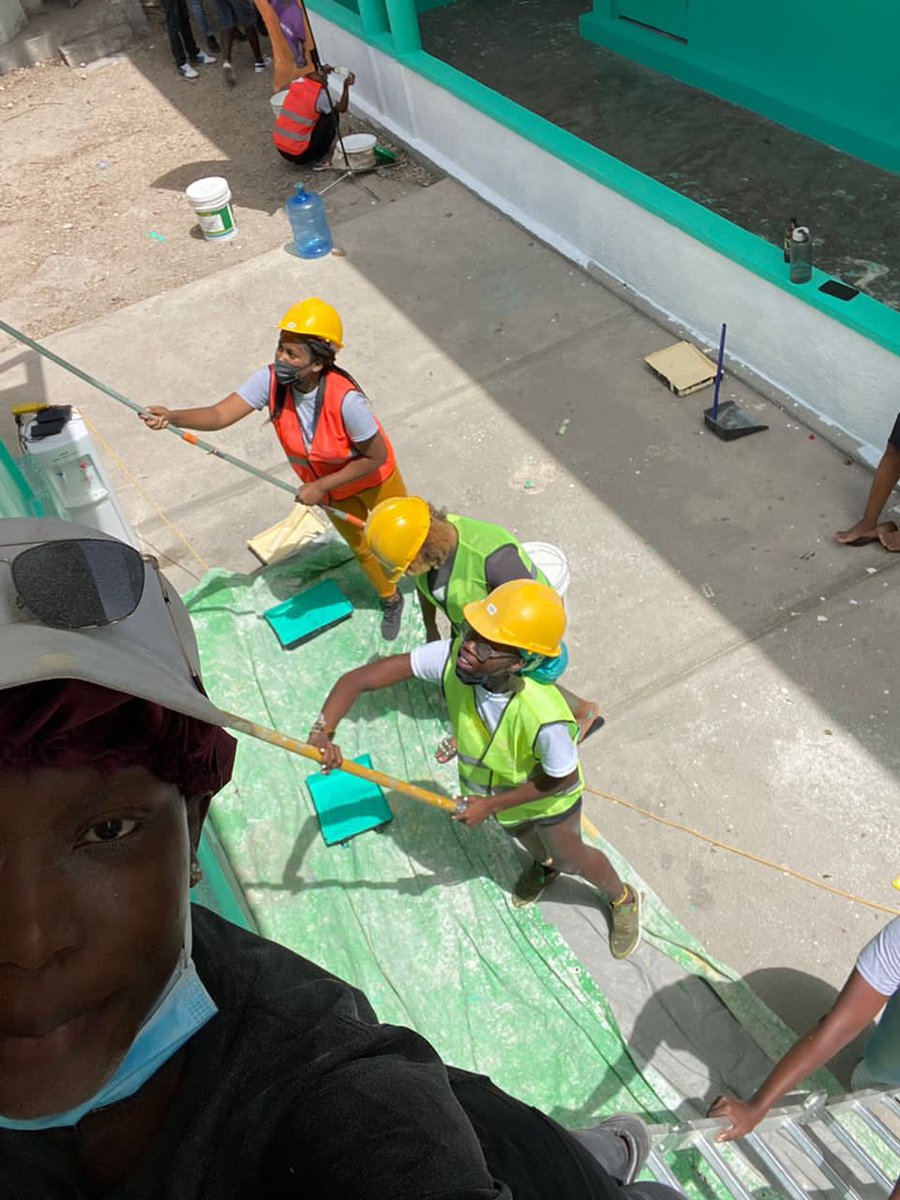 Urbanartconsult's tweet photo. #yesshepaints les filles a l’ouvre #pnudhaiti #matpar #odepeint #quinquallerienouvellesa https://t.co/WHyiy8QGsd