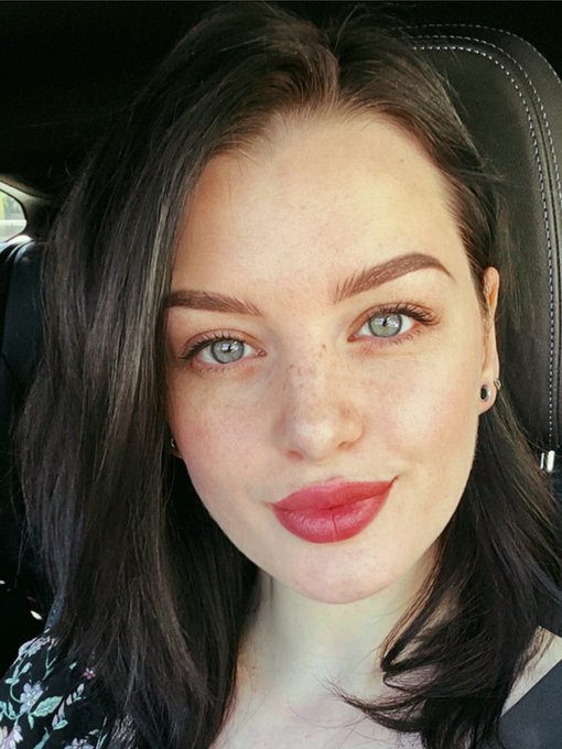Can I have some freckles please? I’d totally rock that style ? https://t.co/Wyqv5L98eO