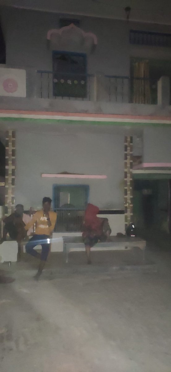Maneeshsharma00's tweet photo. सरकार अपने वादे पर खरी नही उतर रही है ,छात्र बिजली की समस्या के वजह से पढ़ाई नही कर पा रहे है , इतने प्रचंड गर्मी में  संत कबीर नगर जिले में नाम मात्र बिजली मिल रही है , अब छात्रों के पास यही विकल्प बचा है की वे दिए तले पढ़ाई करे ,पर कैसे सरकार ने तो केरोसिन देना भी बंद कर दिया । https://t.co/lMHaZ2aptT